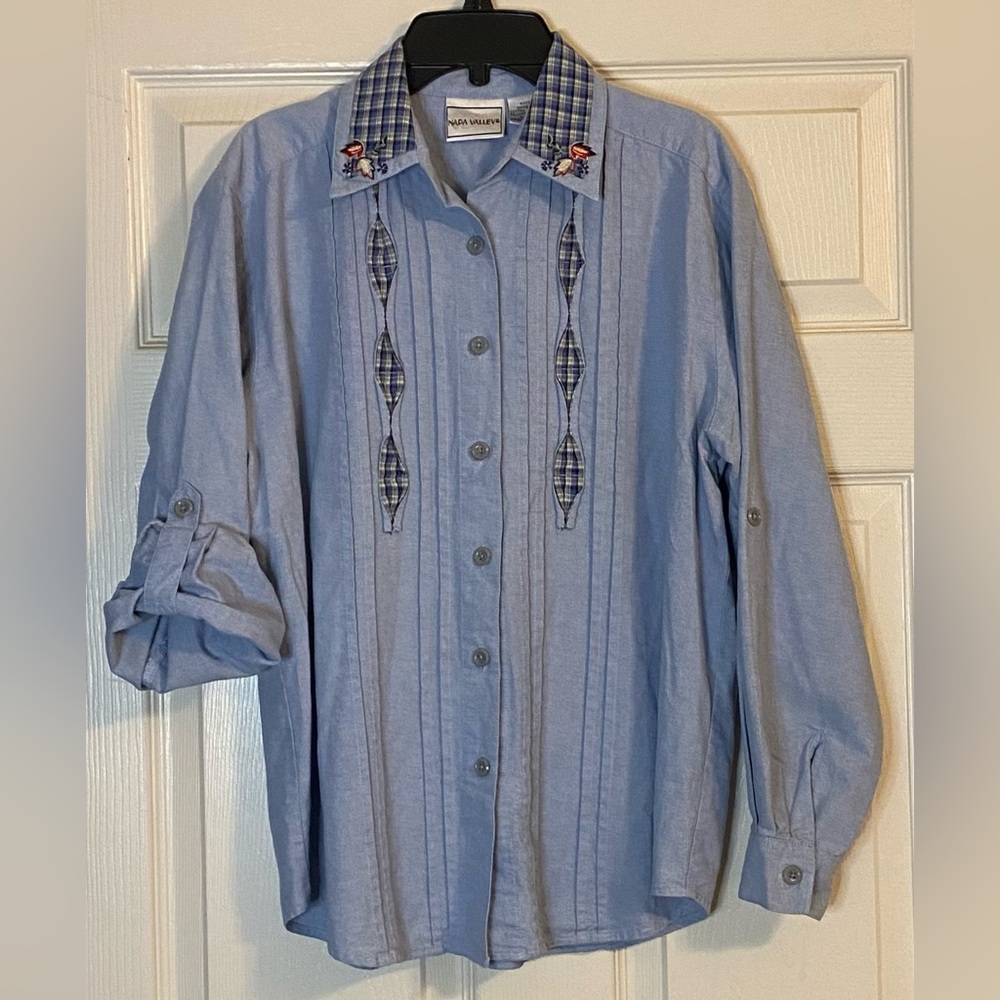 Napa Valley Women’s Long Sleeve Embroidered/Pleated Shirt. Size Small.